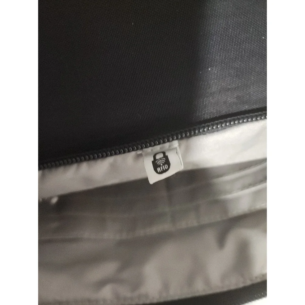 Baggallini Avenue Crossbody In Black. - Picture 6 of 7